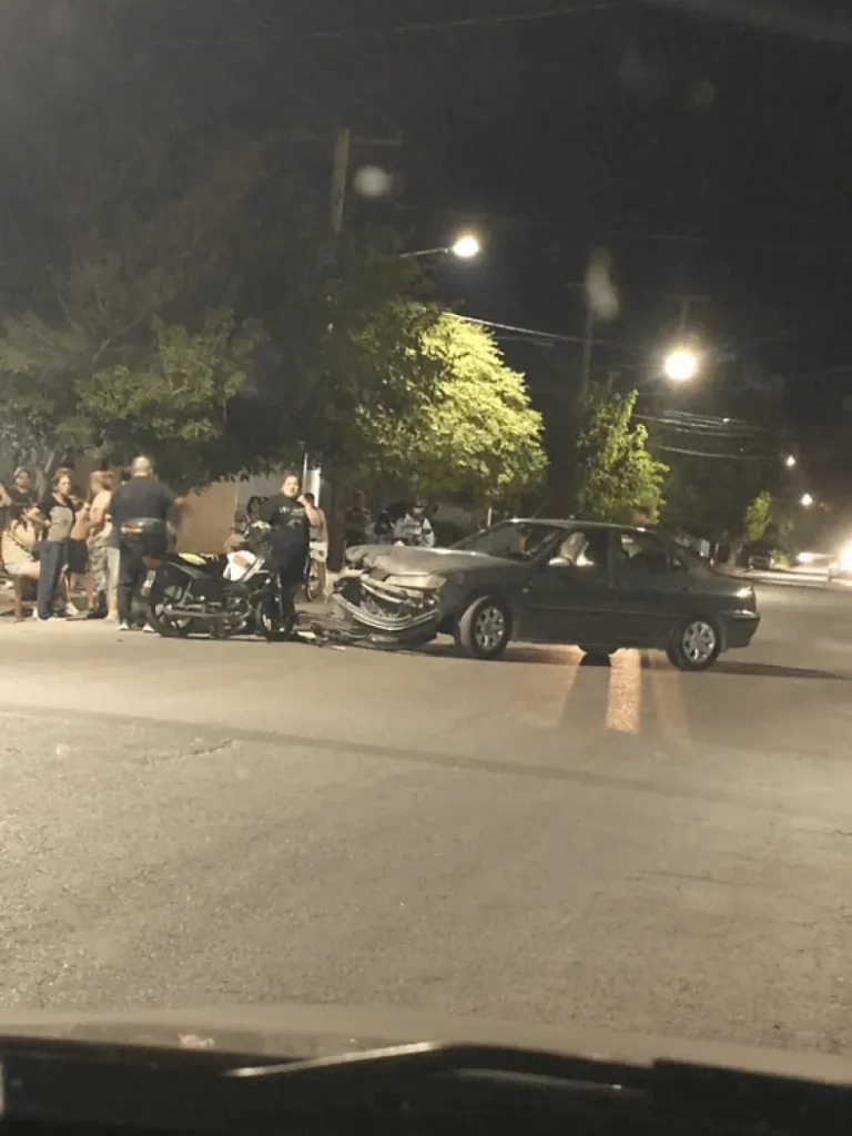 Fuerte choque entre un auto y una moto en Pocito: un joven herido - LA ...